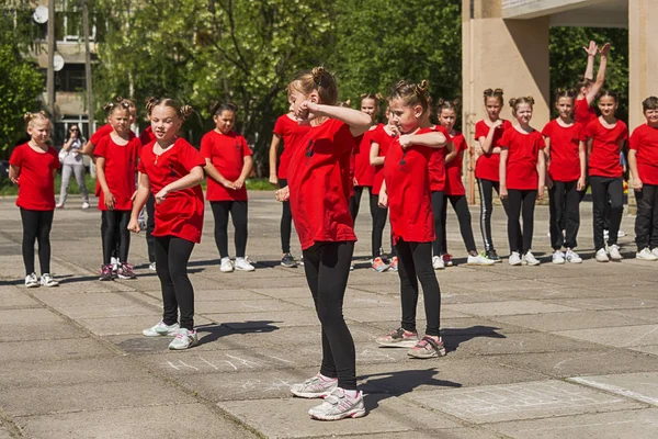 Lviv, Ukrayna - 06 Mayıs 2018: Şehir günü kutlama etkinlikleri. Çocuk dans grupları yarışmada dans .