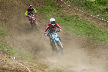 Lviv, Ukrayna - 20 Mayıs 2018: Açık Kupası, Lviv motocross parça Mayorovka. Bilinmeyen Motosiklet yarışçıları üstesinden motocross parça şampiyonluk için mücadele.