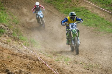 Lviv, Ukrayna - 20 Mayıs 2018: Açık Kupası, Lviv motocross parça Mayorovka. Motosiklet yarışçısı Roma Kruk üstesinden parça şampiyonluk için mücadele.