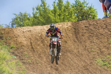 Lviv, Ukrayna - 20 Mayıs 2018: Motokros pistinde Açık Lviv Kupası. Bilinmeyen motosiklet yarışçısı, şampiyonluk maçında motokros pistinin üstesinden geldi..