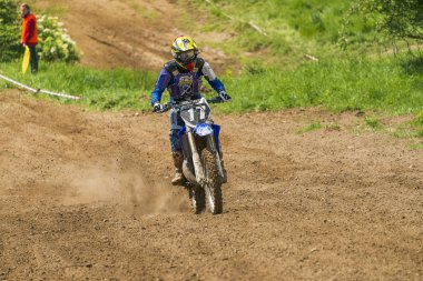 Lviv, Ukrayna - 20 Mayıs 2018: Motokros pistinde Açık Lviv Kupası. Bilinmeyen motosiklet yarışçısı, şampiyonluk maçında motokros pistinin üstesinden geldi..