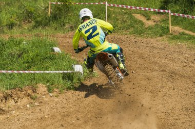 Lviv, Ukrayna - 20 Mayıs 2018: Açık Kupası, Lviv motocross parça Mayorovka. Motosiklet yarışçısı Asmanov üstesinden parça şampiyonluk için mücadele.