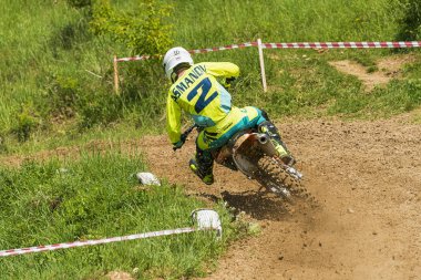 Lviv, Ukrayna - 20 Mayıs 2018: Açık Kupası, Lviv motocross parça Mayorovka. Motosiklet yarışçısı Asmanov üstesinden parça şampiyonluk için mücadele.