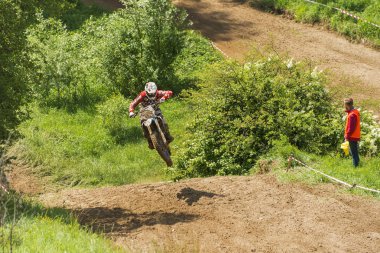 Lviv, Ukrayna - 20 Mayıs 2018: Motokros pistinde Açık Lviv Kupası. Bilinmeyen motosiklet yarışçısı, şampiyonluk maçında motokros pistinin üstesinden geldi..