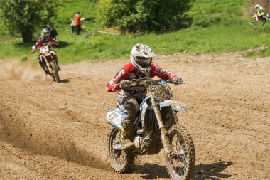Lviv, Ukrayna - 20 Mayıs 2018: Açık Kupası, Lviv motocross parça Mayorovka. Bilinmeyen Motosiklet yarışçıları üstesinden motocross parça şampiyonluk için mücadele.