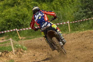 Lviv, Ukrayna - 20 Mayıs 2018: Motokros pistinde Açık Lviv Kupası. Bilinmeyen motosiklet yarışçısı, şampiyonluk maçında motokros pistinin üstesinden geldi..