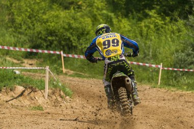 Lviv, Ukrayna - 20 Mayıs 2018: Açık Kupası, Lviv motocross parça Mayorovka. Motosiklet yarışçısı Roma Kruk üstesinden parça şampiyonluk için mücadele.