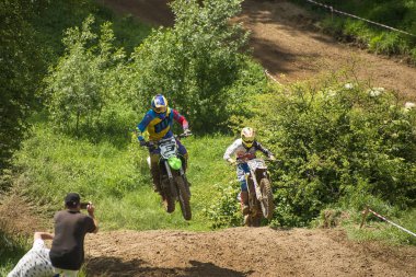 Lviv, Ukrayna - 20 Mayıs 2018: Açık Kupası, Lviv motocross parça Mayorovka. Bilinmeyen Motosiklet yarışçıları üstesinden motocross parça şampiyonluk için mücadele.