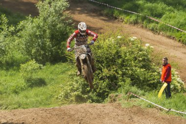 Lviv, Ukrayna - 20 Mayıs 2018: Motokros pistinde Açık Lviv Kupası. Bilinmeyen motosiklet yarışçısı, şampiyonluk maçında motokros pistinin üstesinden geldi..