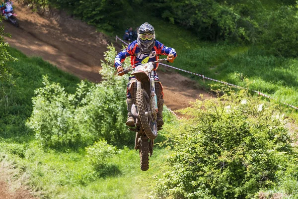 Lviv, Ukrayna - 20 Mayıs 2018: Motokros pistinde Açık Lviv Kupası. Bilinmeyen motosiklet yarışçısı, şampiyonluk maçında motokros pistinin üstesinden geldi..