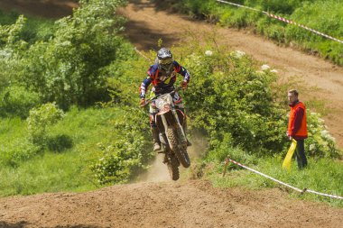 Lviv, Ukrayna - 20 Mayıs 2018: Motokros pistinde Açık Lviv Kupası. Bilinmeyen motosiklet yarışçısı, şampiyonluk maçında motokros pistinin üstesinden geldi..