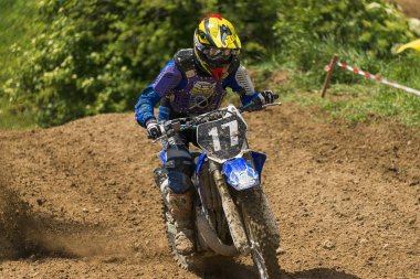 Lviv, Ukrayna - 20 Mayıs 2018: Motokros pistinde Açık Lviv Kupası. Bilinmeyen motosiklet yarışçısı, şampiyonluk maçında motokros pistinin üstesinden geldi..