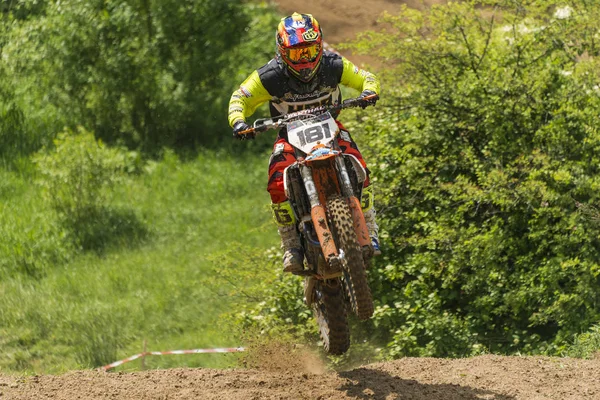 Lviv, Ukrayna - 20 Mayıs 2018: Motokros pistinde Açık Lviv Kupası. Bilinmeyen motosiklet yarışçısı, şampiyonluk maçında motokros pistinin üstesinden geldi..
