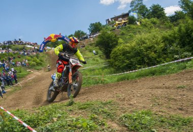 Lviv, Ukrayna - 20 Mayıs 2018: Motokros pistinde Açık Lviv Kupası. Bilinmeyen motosiklet yarışçısı, şampiyonluk maçında motokros pistinin üstesinden geldi..