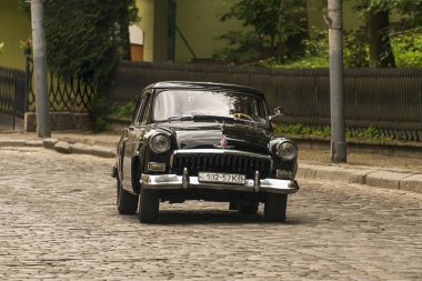 Lviv, Ukrayna - 3 Haziran, 2018:Old retro araba yarış Leopolis grand prix 2018, Ukrayna Gaz -21 alarak katılım.