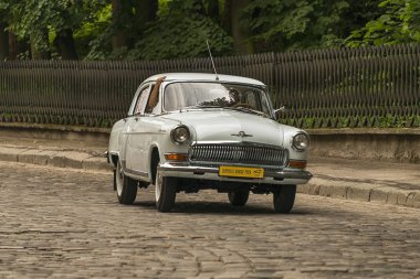 Lviv, Ukrayna - 3 Haziran, 2018:Old retro araba yarış Leopolis grand prix 2018, Ukrayna Gaz -21 alarak katılım.