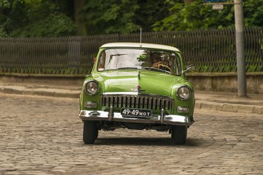 Lviv, Ukrayna - 3 Haziran, 2018:Old retro araba yarış Leopolis grand prix 2018, Ukrayna Gaz -21 alarak katılım