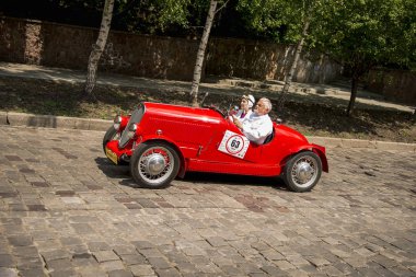 Lviv, Ukrayna - 3 Haziran, onun sahibi ve yarış Leopolis grand prix 2018, Ukrayna katılım alarak bilinmeyen bir yolcu ile 2018:Old retro araba Fiat 508 spor.
