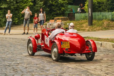 Lviv, Ukrayna - 3 Haziran, onun sahibi ve yarış Leopolis grand prix 2018, Ukrayna katılım alarak bilinmeyen bir yolcu ile 2018:Old retro araba Fiat 508 spor.