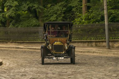 Lviv, Ukrayna - 3 Haziran, 2018:Old retro araba Ford T onun sahibi ve yarış Leopolis grand prix 2018, Ukrayna katılım alarak bilinmeyen bir yolcu.