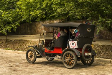 Lviv, Ukrayna - 3 Haziran, 2018:Old retro araba Ford T onun sahibi ve yarış Leopolis grand prix 2018, Ukrayna katılım alarak bilinmeyen bir yolcu.