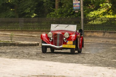 Lviv, Ukrayna - 3 Haziran, 2018:Old retro Aero 50 sahibi ve araba yarışı Leopolis grand prix 2018, Ukrayna katılım alarak bilinmeyen bir yolcu.
