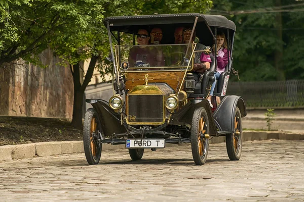 Lviv Ucrania Junio 2018 Viejo Ford Propietario Pasajero Desconocido Que — Foto de Stock