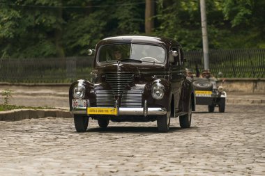 Lviv, Ukrayna - 3 Haziran, 2018:Old retro De Soto S6 sahibi ve araba yarışı Leopolis grand prix 2018, Ukrayna katılım alarak bilinmeyen bir yolcu.