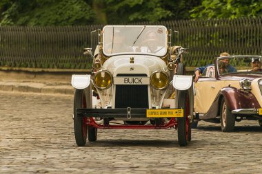 Lviv, Ukrayna - 3 Haziran, 2018:Old retro araba Buick sahibi ve yarış Leopolis grand prix 2018, Ukrayna katılım alarak bilinmeyen bir yolcu.