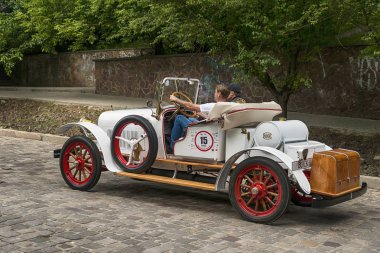 Lviv, Ukrayna - 3 Haziran, 2018:Old retro araba Buick sahibi ve yarış Leopolis grand prix 2018, Ukrayna katılım alarak bilinmeyen bir yolcu.