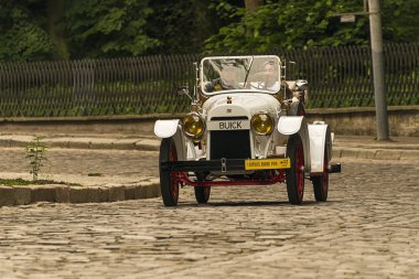 Lviv, Ukrayna - 3 Haziran, 2018:Old retro araba Buick sahibi ve yarış Leopolis grand prix 2018, Ukrayna katılım alarak bilinmeyen bir yolcu.