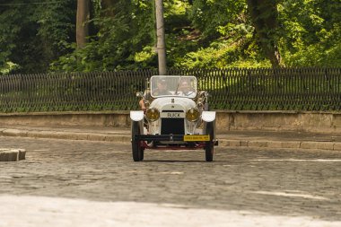 Lviv, Ukrayna - 3 Haziran, 2018:Old retro araba Buick sahibi ve yarış Leopolis grand prix 2018, Ukrayna katılım alarak bilinmeyen bir yolcu.