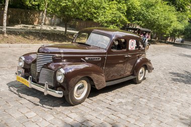 Lviv, Ukrayna - 3 Haziran, 2018:Old retro De Soto S6 sahibi ve araba yarışı Leopolis grand prix 2018, Ukrayna katılım alarak bilinmeyen bir yolcu.