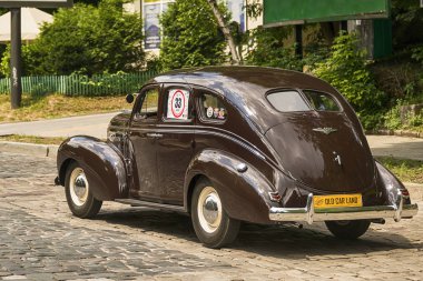 Lviv, Ukrayna - 3 Haziran, 2018:Old retro De Soto S6 sahibi ve araba yarışı Leopolis grand prix 2018, Ukrayna katılım alarak bilinmeyen bir yolcu.
