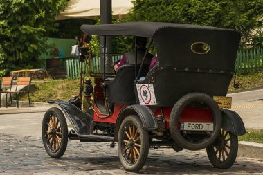 Lviv, Ukrayna - 3 Haziran, 2018:Old retro araba Ford T onun sahibi ve yarış Leopolis grand prix 2018, Ukrayna katılım alarak bilinmeyen bir yolcu.