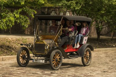 Lviv, Ukrayna - 3 Haziran, 2018:Old retro araba Ford T onun sahibi ve yarış Leopolis grand prix 2018, Ukrayna katılım alarak bilinmeyen bir yolcu.