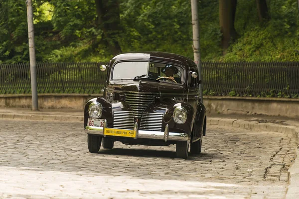 Lviv Ucrania Junio 2018 Antiguo Coche Retro Soto Con Propietario — Foto de Stock