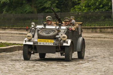 Lviv, Ukrayna - 3 Haziran, onun sahibi ve yarış Leopolis grand prix 2018, Ukrayna katılım alarak bilinmeyen bir yolcu ile 2018:Old retro araba Volkswagen Typ 82.