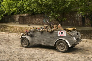 Lviv, Ukrayna - 3 Haziran, onun sahibi ve yarış Leopolis grand prix 2018, Ukrayna katılım alarak bilinmeyen bir yolcu ile 2018:Old retro araba Volkswagen Typ 82.