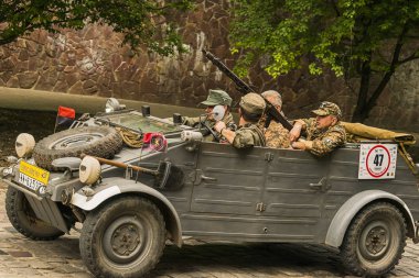 Lviv, Ukrayna - 3 Haziran, onun sahibi ve yarış Leopolis grand prix 2018, Ukrayna katılım alarak bilinmeyen bir yolcu ile 2018:Old retro araba Volkswagen Typ 82.