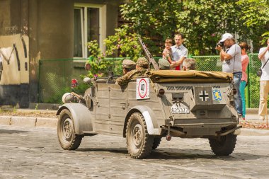 Lviv, Ukrayna - 3 Haziran, onun sahibi ve yarış Leopolis grand prix 2018, Ukrayna katılım alarak bilinmeyen bir yolcu ile 2018:Old retro araba Volkswagen Typ 82.