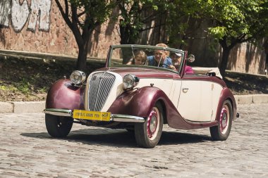 Lviv, Ukrayna - 3 Haziran, onun sahibi ve yarış Leopolis grand prix 2018, Ukrayna katılım alarak bilinmeyen bir yolcu ile 2018:Old retro araba Fiat 508 C.