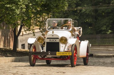 Lviv, Ukrayna - 3 Haziran, 2018:Old retro araba Buick sahibi ve yarış Leopolis grand prix 2018, Ukrayna katılım alarak bilinmeyen bir yolcu.