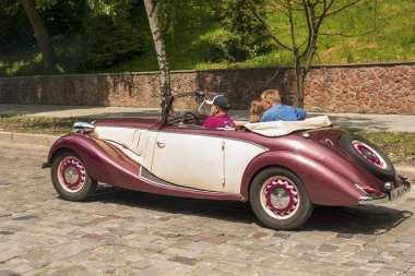 Lviv, Ukrayna - 3 Haziran, onun sahibi ve yarış Leopolis grand prix 2018, Ukrayna katılım alarak bilinmeyen bir yolcu ile 2018:Old retro araba Fiat 508 C.