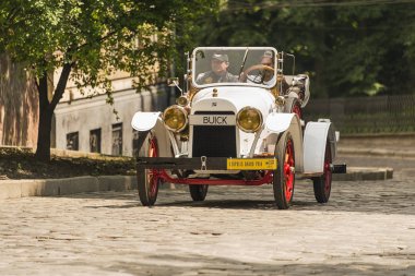 Lviv, Ukrayna - 3 Haziran, 2018:Old retro araba Buick sahibi ve yarış Leopolis grand prix 2018, Ukrayna katılım alarak bilinmeyen bir yolcu.