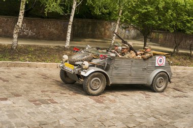 Lviv, Ukrayna - 3 Haziran, onun sahibi ve yarış Leopolis grand prix 2018, Ukrayna katılım alarak bilinmeyen bir yolcu ile 2018:Old retro araba Volkswagen Typ 82.