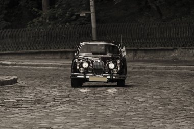 Eski retro araba kaldırıma