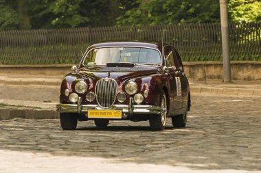 Lviv, Ukrayna - 3 Haziran, 2018:Old retro araba Jaguar Mk 3 onun sahibi ve yarış Leopolis grand prix 2018, Ukrayna katılım alarak bilinmeyen bir yolcu.