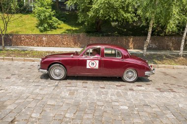 Lviv, Ukrayna - 3 Haziran, 2018:Old retro araba Jaguar Mk 3 onun sahibi ve yarış Leopolis grand prix 2018, Ukrayna katılım alarak bilinmeyen bir yolcu.