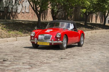 Lviv, Ukrayna - 3 Haziran, 2018:Old retro Mga 1500 sahibi ve araba yarışı Leopolis grand prix 2018, Ukrayna katılım alarak bilinmeyen bir yolcu.